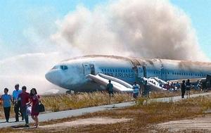 Els passatgers del vol d’Asiana abandonen l’avió després d’incendiar-se, dissabte, a San Francisco,