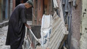 Un hombre observa los destrozos provocados por el terremoto en una calle de Marrakech.