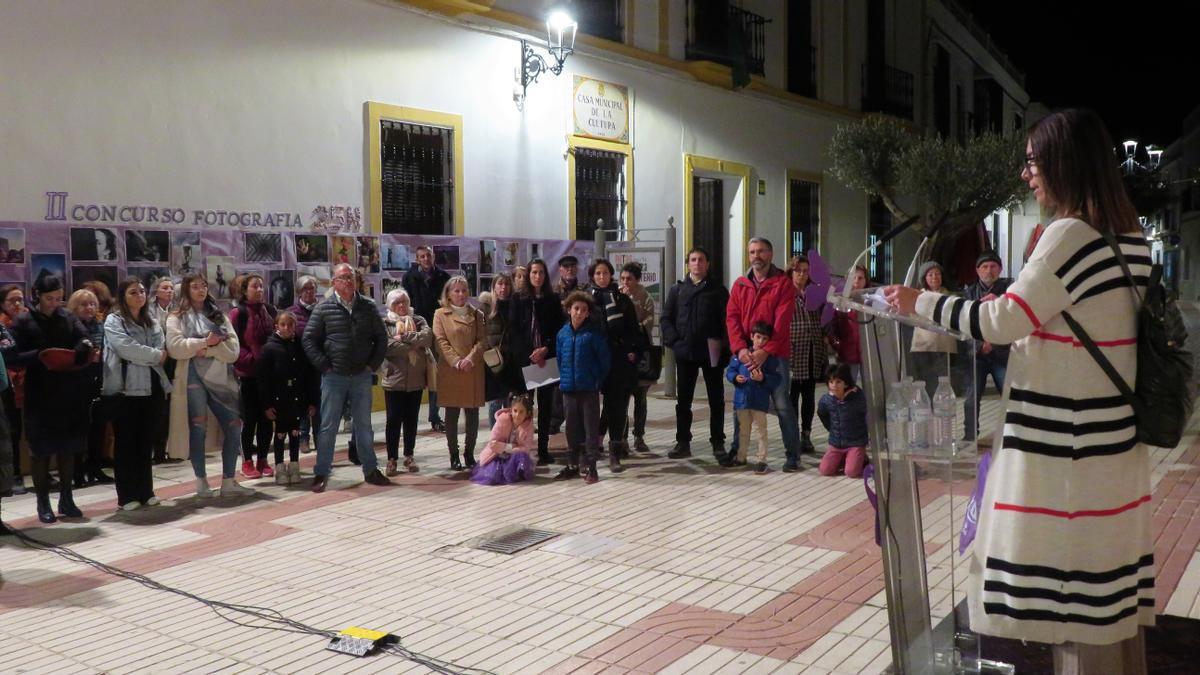 Lectura del manifiesto institucional por María Pecellín