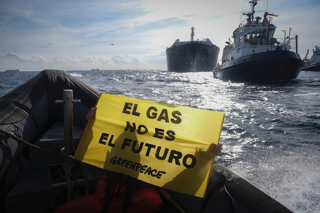 Greenpeace bloquea el acceso al muelle de gas de Sagunt