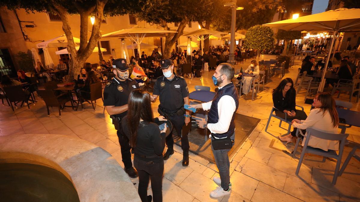 La Policía Local de Elche controla los aforos en las terrazas.