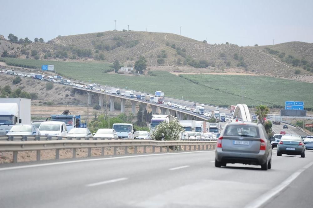 Atascos kilométricos tras el accidente de una furgoneta en la A7