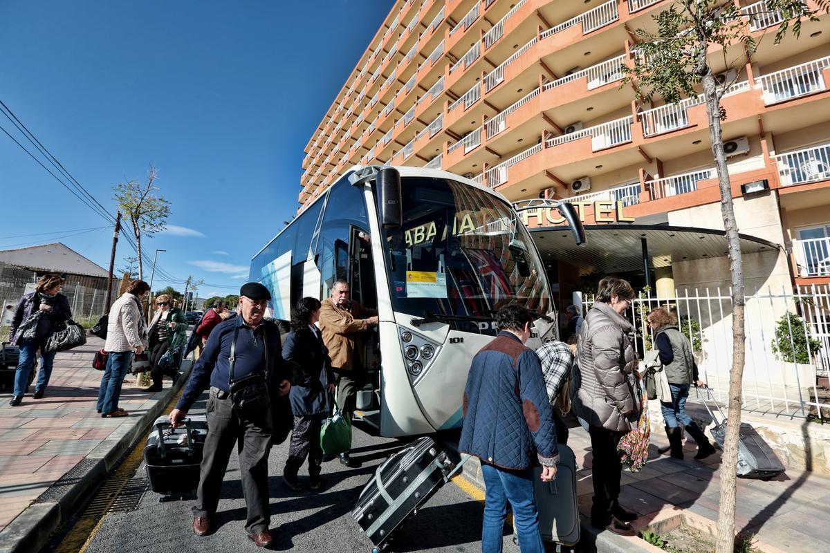 Turistas de la tercera edad en Benidorm.