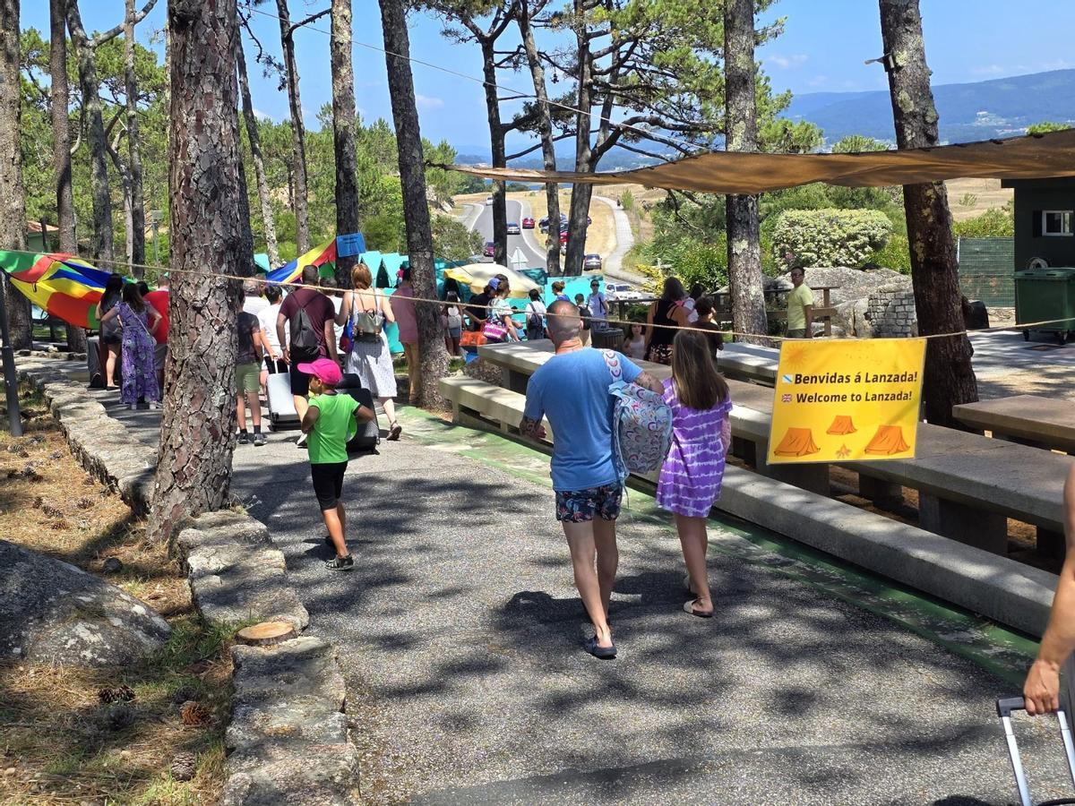 El primero de los once turnos previstos, con 140 niños, ya está en el centro vacacional de A Lanzada.