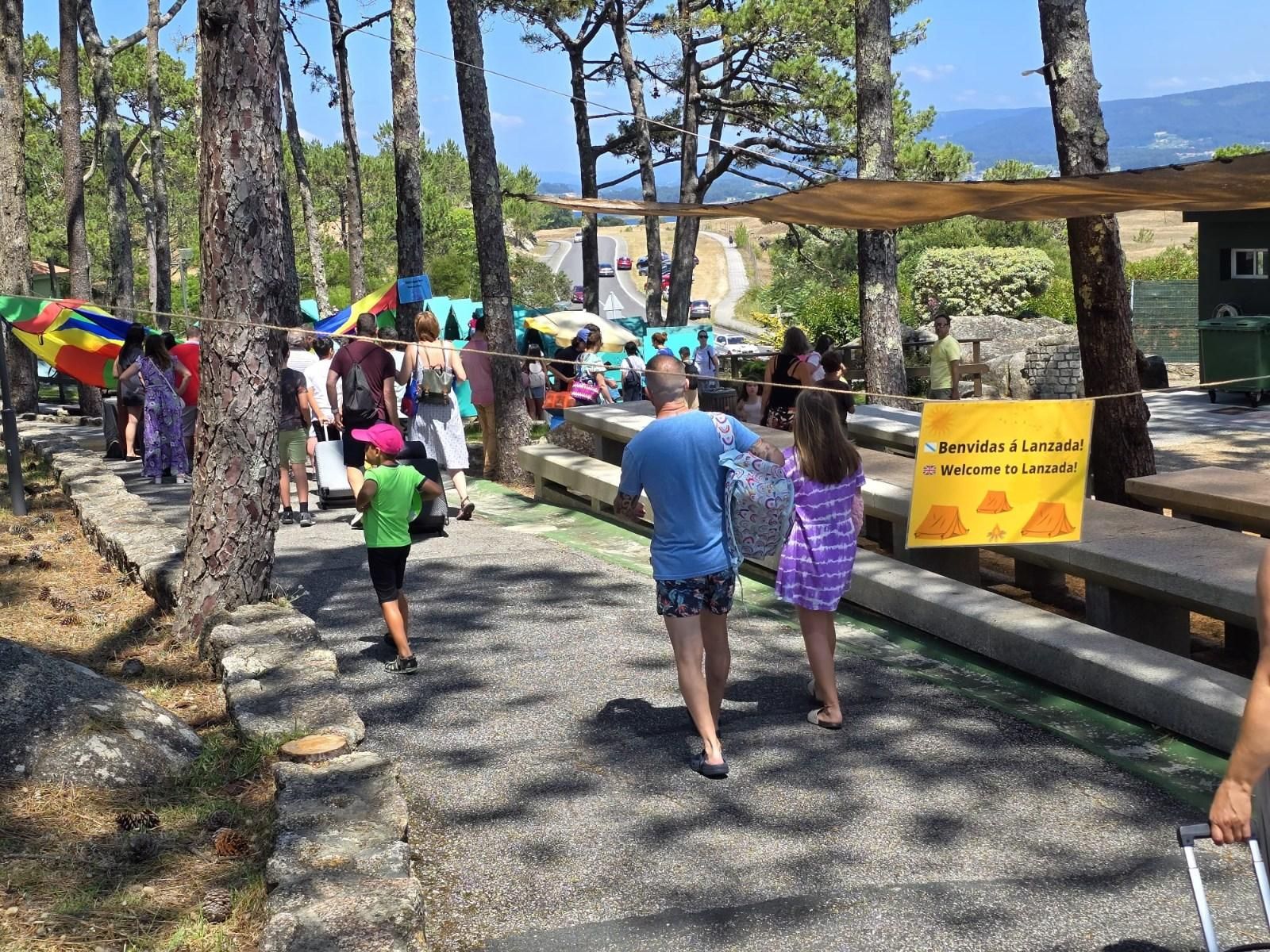 El primero de los once turnos previstos, con 140 niños, ya está en el centro vacacional de A Lanzada.
