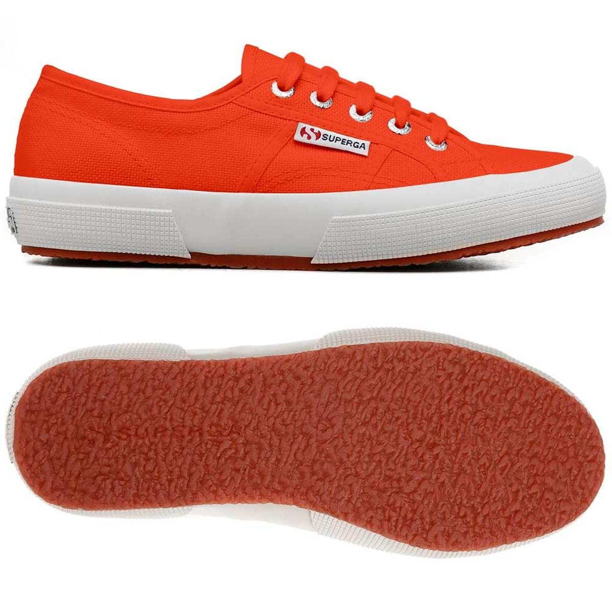 Zapatillas de lona de Superga en color naranja. (Precio: 48 euros)