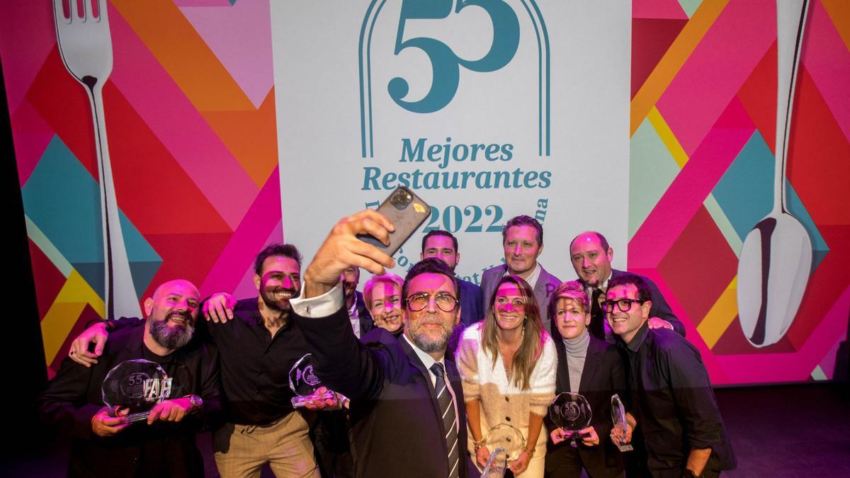 Quique Dacosta se hace un selfi con el resto de chefs premiados en la edición del 2022.