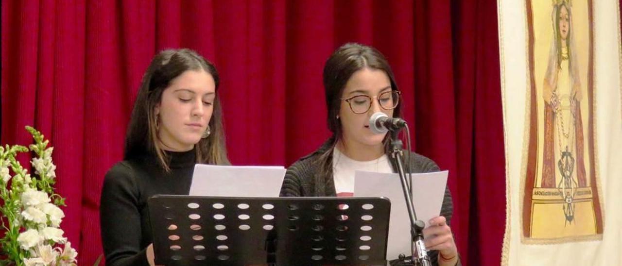 Llara Tornín y Clara García, en el acto, en el que leyeron el documento &quot;Cristo Vive&quot; del Papa Francisco.