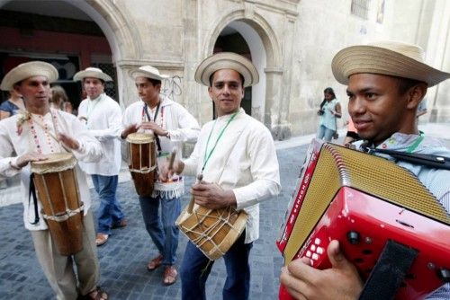 El Festival Internacional de Folclore arranca con un desfile