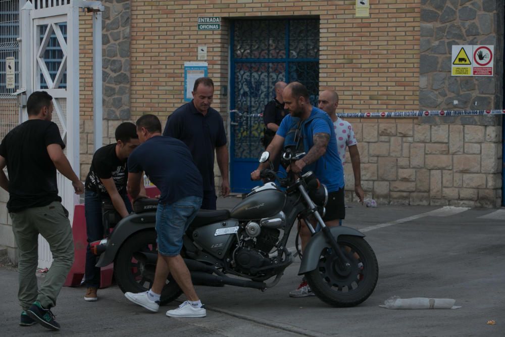 Más de una veintena de bomberos trabajaban anoche para sofocar el complicado incendio.