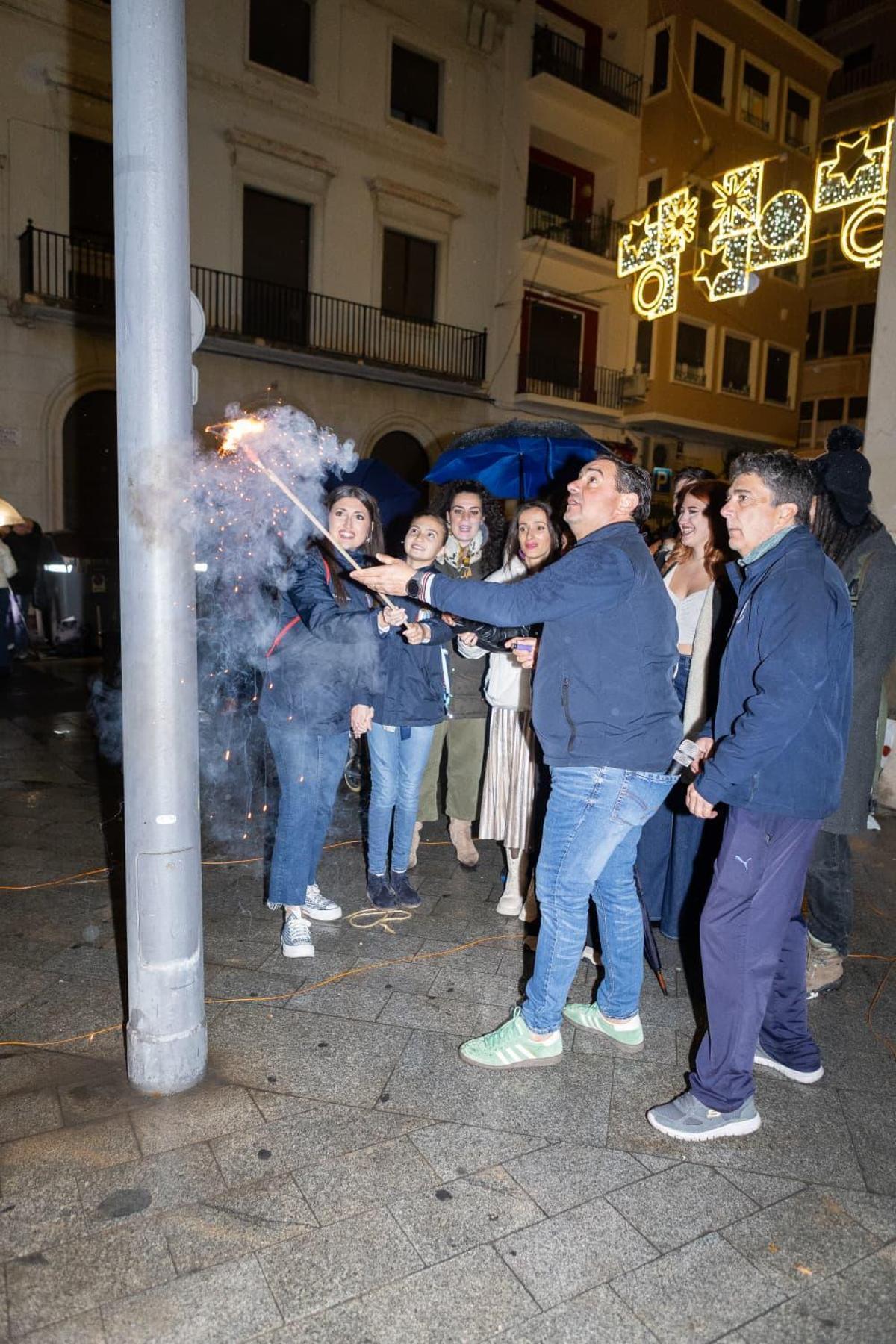 La hoguera se ha encendido con una traca.
