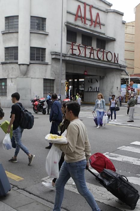 Manifestantes cortan la salida de autobuses de la estación de Gijón por el despido de cinco trabajadores.