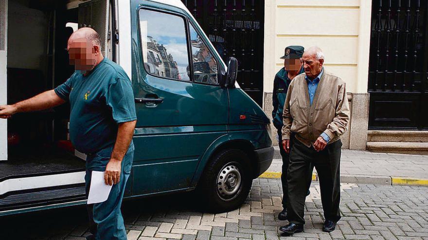 El octogenario que acuchilló a su expareja sale del Juzgado para ser trasladado a la cárcel.