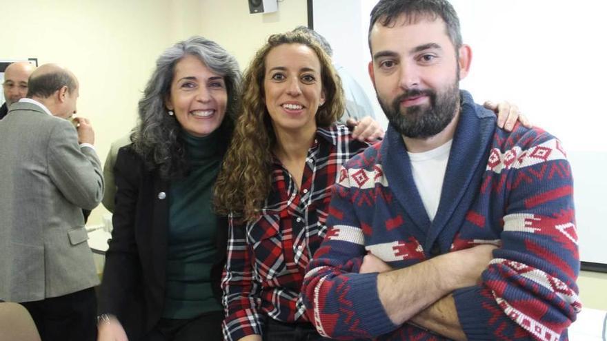 Elia Frías, Silvia Pérez Istillarty y David Álvarez, en un encuentro de emprendedores en Luarca.