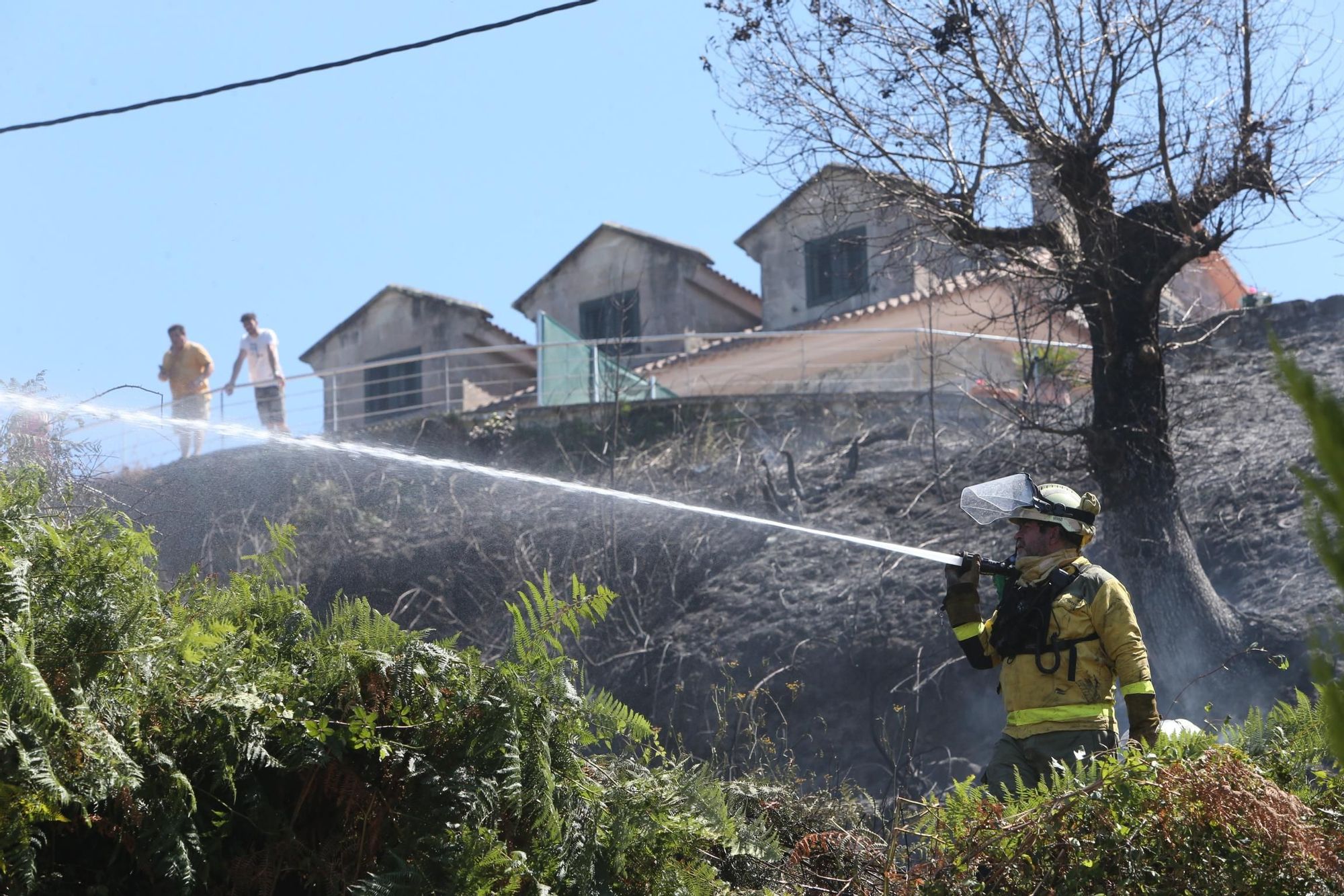 Vecinos se sumaron a las labores de extinción del incendio de A Barraca, en Bueu