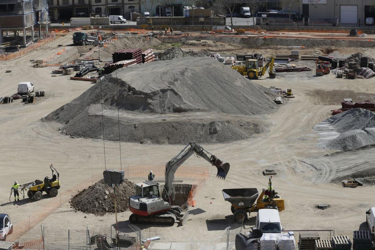 La nueva Marina del Prat Vermell de Barcelona ganará más de un millar de vecinos antes de un año. Las obras de edificios de pisos, oficinas y reurbanización avanzan a todo ritmo, con un horizonte de 12.000 viviendas nuevas entre obra pública y privada.