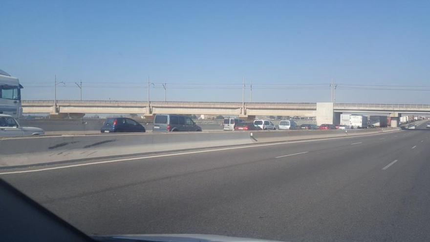 Vehículos parados en los carriles centrales de la V--30.