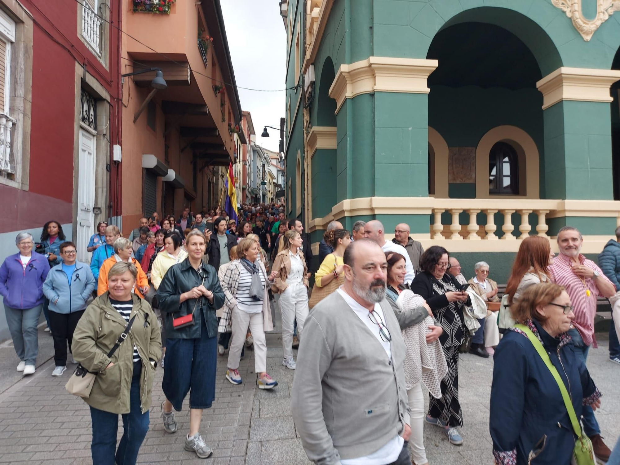 En imágenes: Así fue la manifestación contra el cierre de la Escuela de Música de Tineo