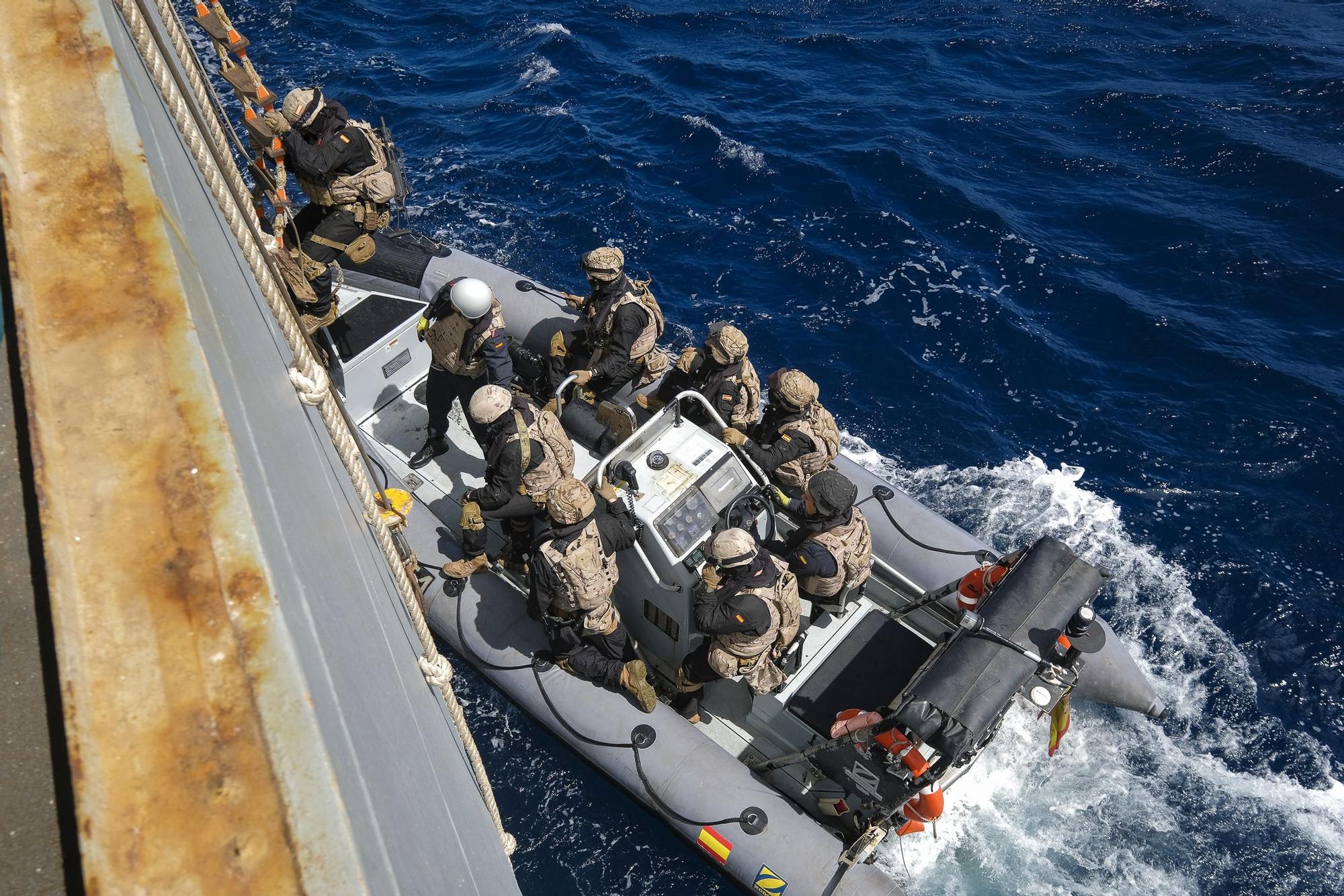 Militares de la Armada durante un ejercicio de aproximación a una embarcación en aguas de Canarias