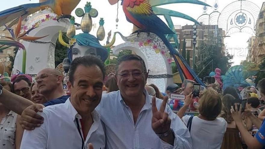 Los dos candidatos a la presidencia del PP coincidieron ayer de visita en la hoguera ganadora de la ciudad de Alicante.