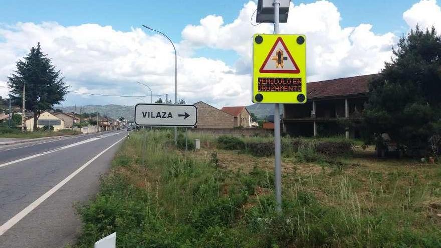 El sistema que avisa de un vehículo que se aproxima al cruce se encuentra en ambos sentidos de la travesía de la N-525 en Pazos, Verín. // FdV