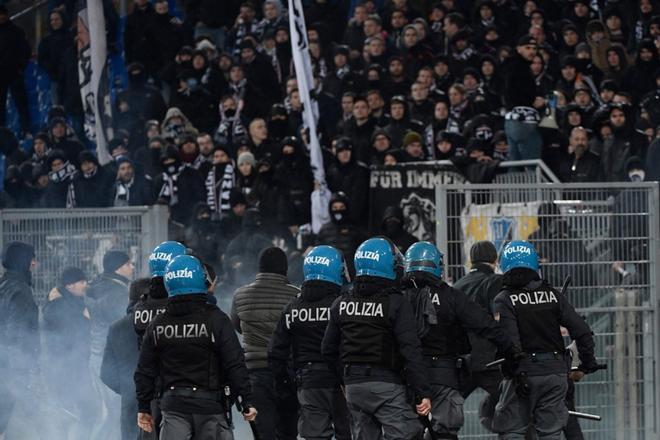La policía italiana monta guardia hoy, durante un partido del grupo H de la Europa League entre SS Lazio - Eintacht Frankfurt, en el estadio Olimpico en Roma (Italia).