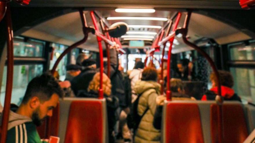 Más frecuencia de paso y refuerzos en hora punta: las mejoras que piden los viajeros del bus municipal