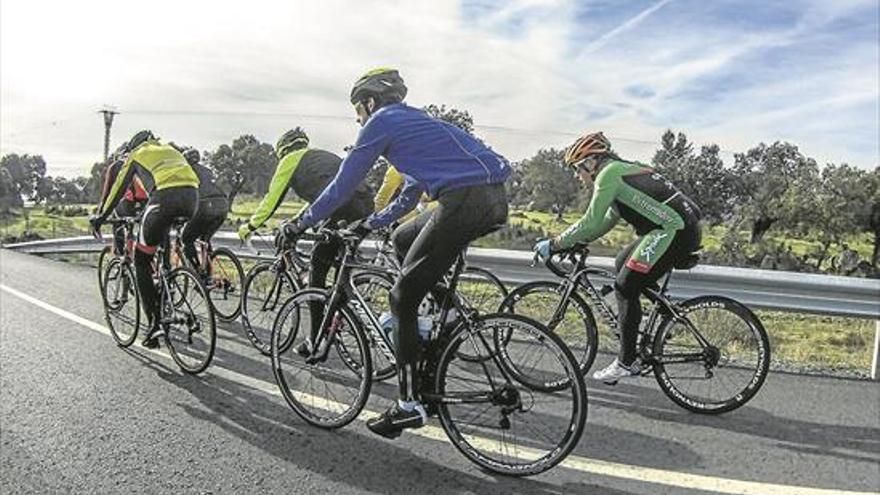 Ciclistas critican la peligrosidad en rotondas y la anchura del carril bici