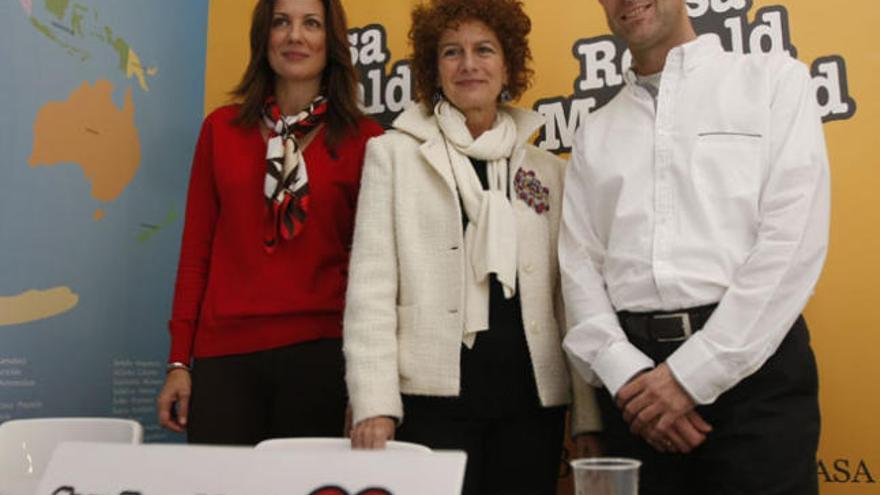 Remedios Cervantes, junto a los responsables de la casa.