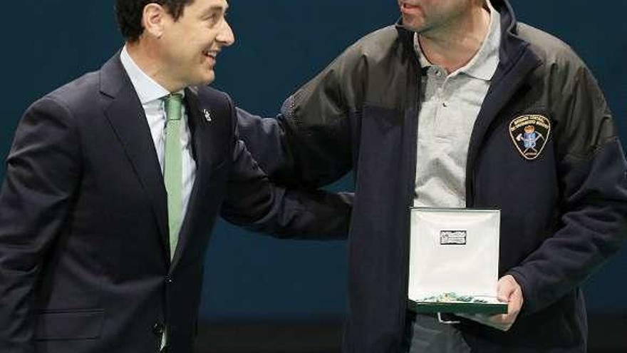 El presidente de Andalucía, entregando la medalla de la comunidad al jefe de la Brigada, el pasado 28 de febrero.