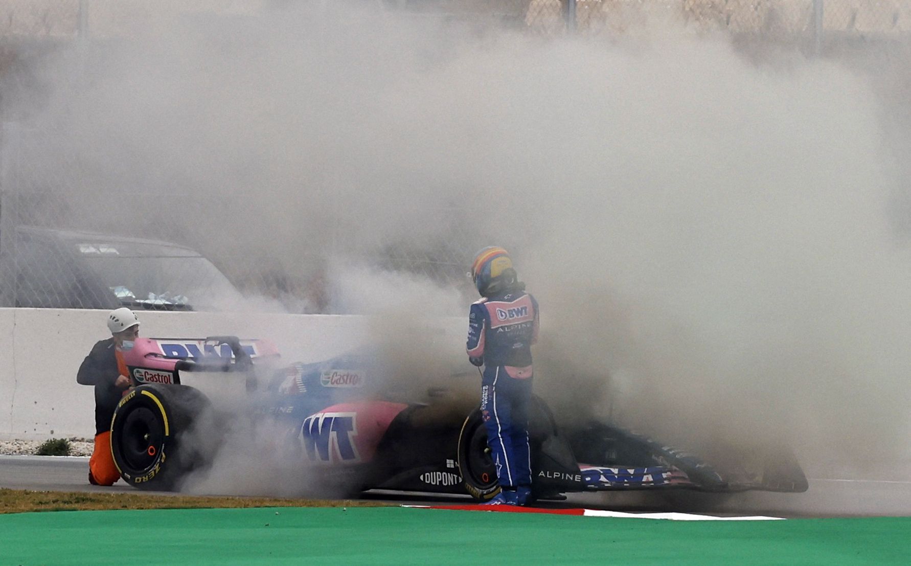 El Alpine de Fernando Alonso en llamas, el Plan se tuerce