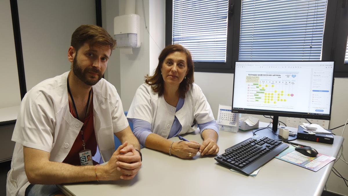 Garrido y Alonso junto a una imagen del calendario vacunal de Ucrania.