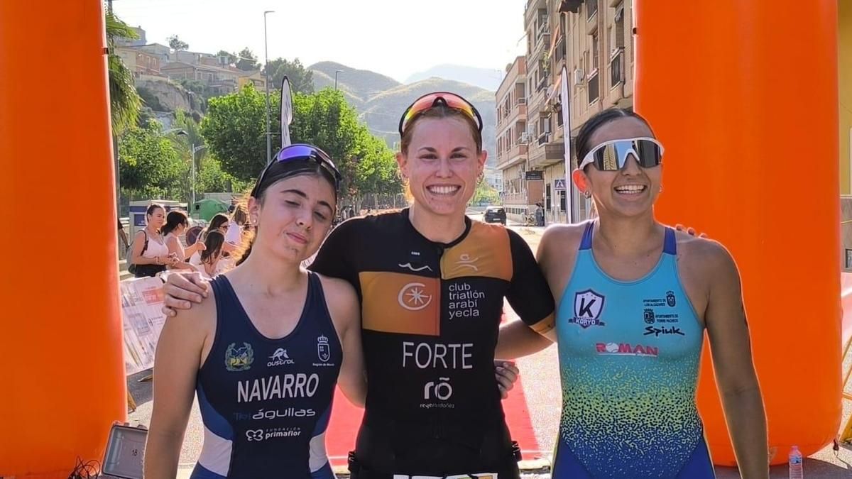 Podio femenino del Triatlón de Blanca