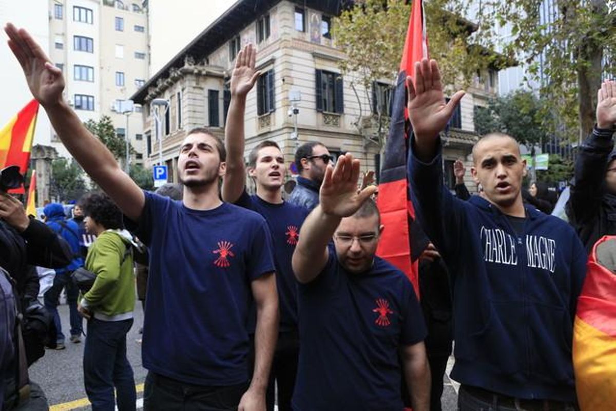 Manifestació feixista davant de la delegació del govern.