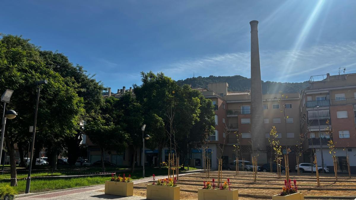 La chimenea de la antigua fábrica de Barceló, en Algezares.