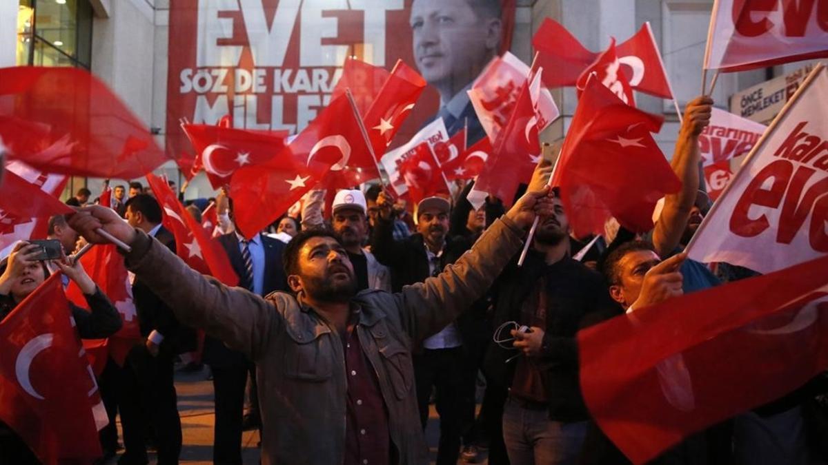 Los partidarios del presidente Erdogan celebran la victoria en el referéndum por la reforma constitucional.