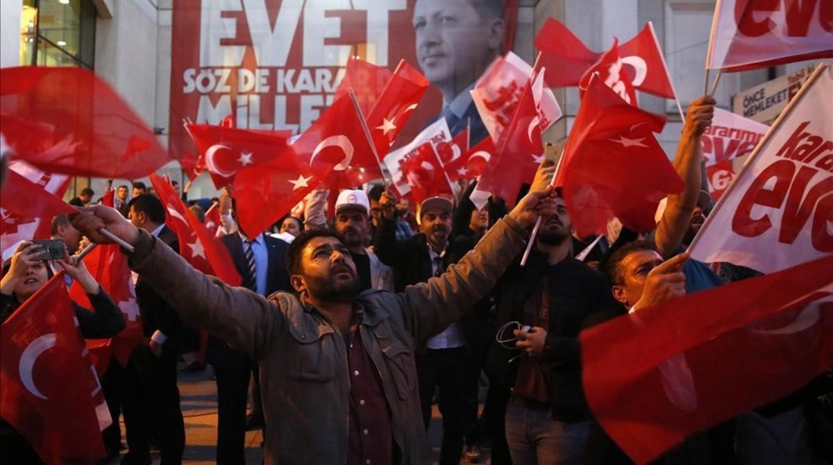 monmartinez38078583 016  istanbul  turkey   16 04 2017   supporters of turkish p170416225308