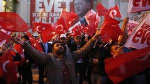 Los partidarios del presidente Erdogan celebran la victoria en el referéndum por la reforma constitucional.