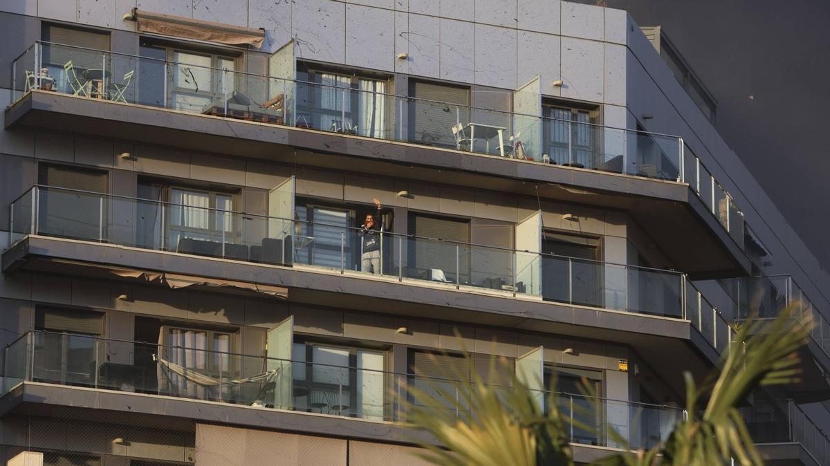 Un incendio devora un edificio de Valencia