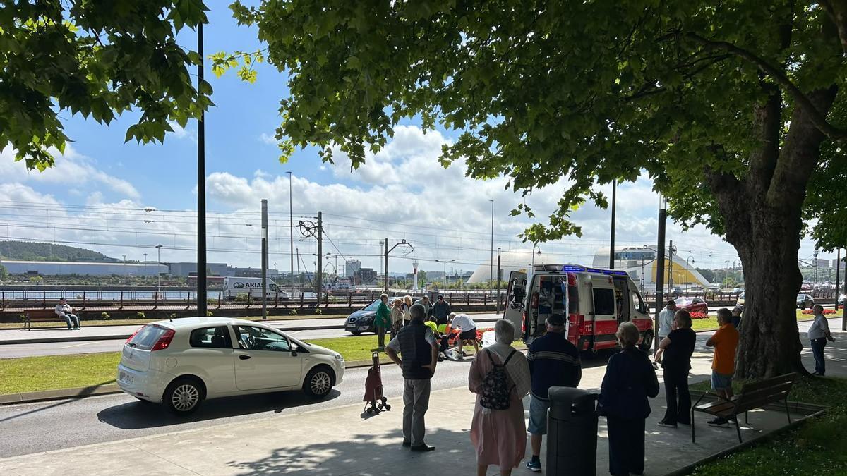 Aparatosa caída de una mujer al cruzar frente al parque del Muelle en Avilés.