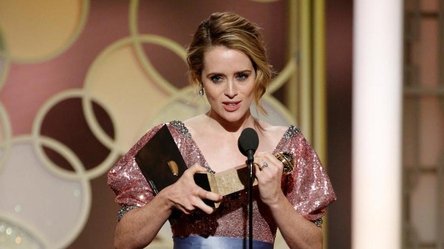 Claire Foy con su premio por &#039;The Crown&#039;.