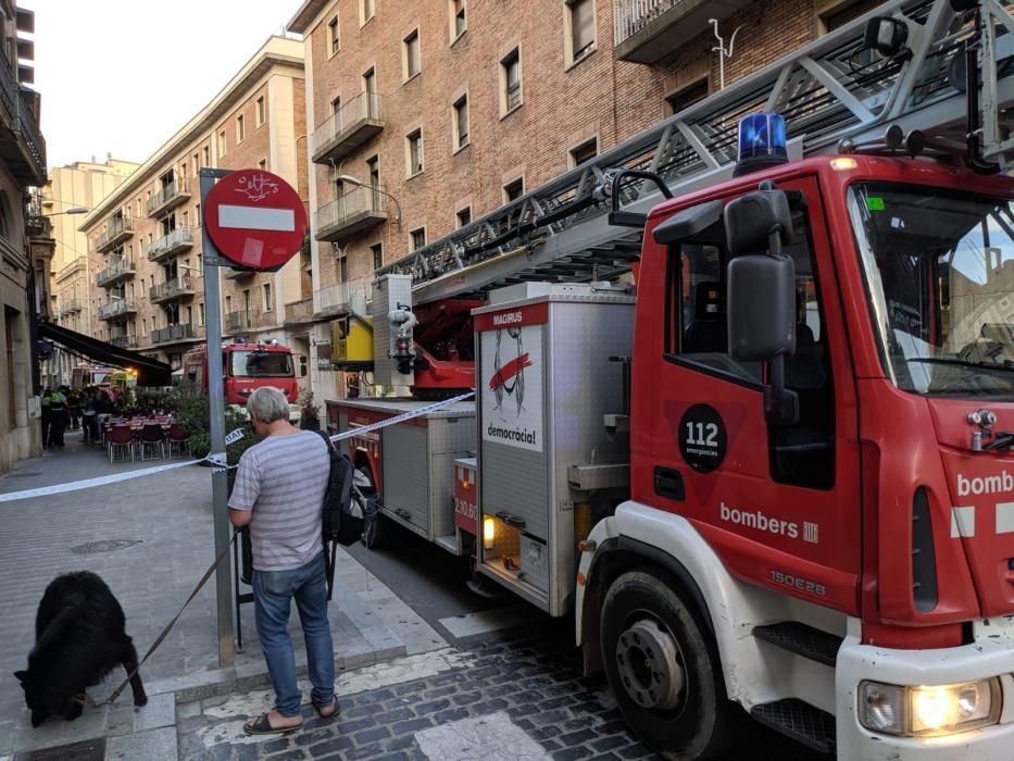 Foc en un local del carrer Monturiol de Figueres