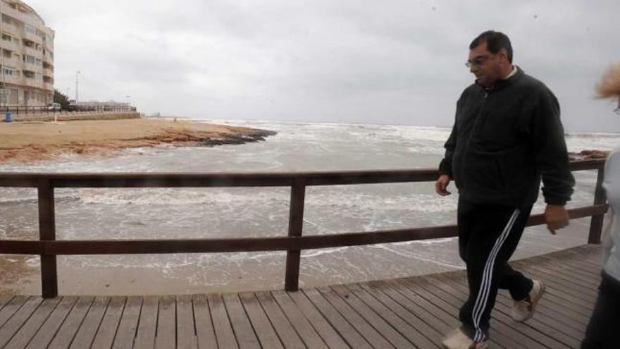 Imagen de cómo golpeaba ayer las olas el litoral torrevejense.