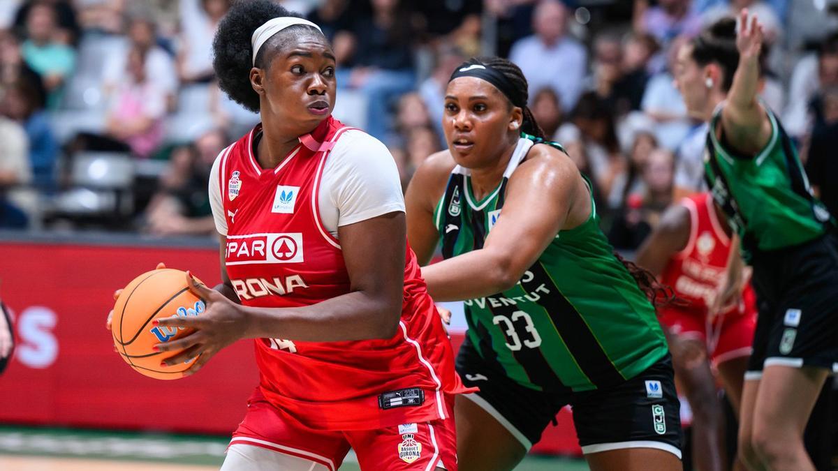 Mariam Coulibaly, de l'Spar Girona, defensada per Ebo, del Joventut