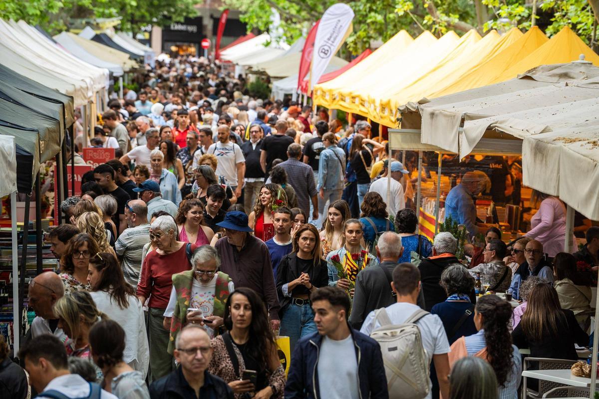La ciutadania ha pres el carrer en una gran diada de Sant Jordi