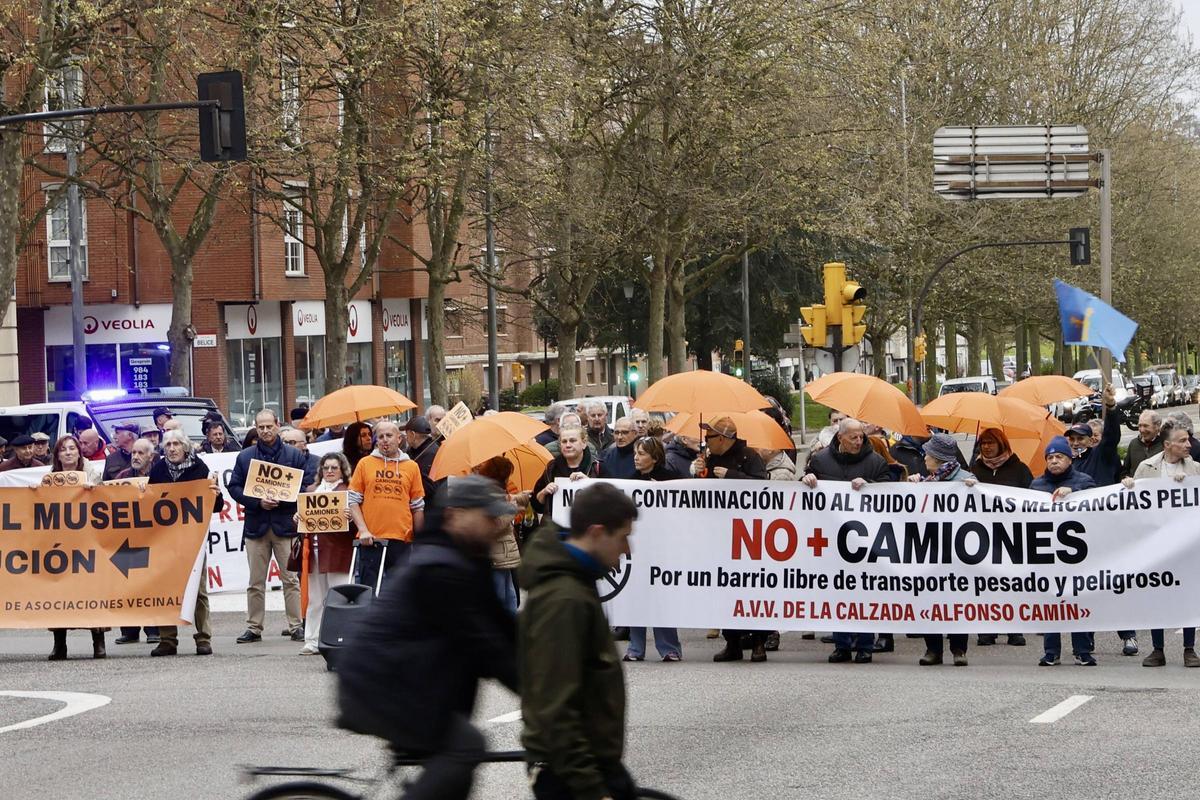 La Calzada vuelve a clamar contra el tráfico de camiones (en imágenes)