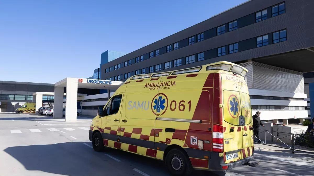 Una ambulancia en la salida del servicio de urgencias del hospital Can Misses