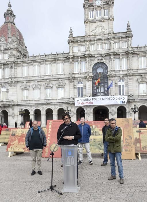 A praza de María Pita conta cunha exposición ao aire libre que recolle máis de cen anos de movemento obreiro na cidade, con lembranzas para as cigarreiras e os 'paseados'.