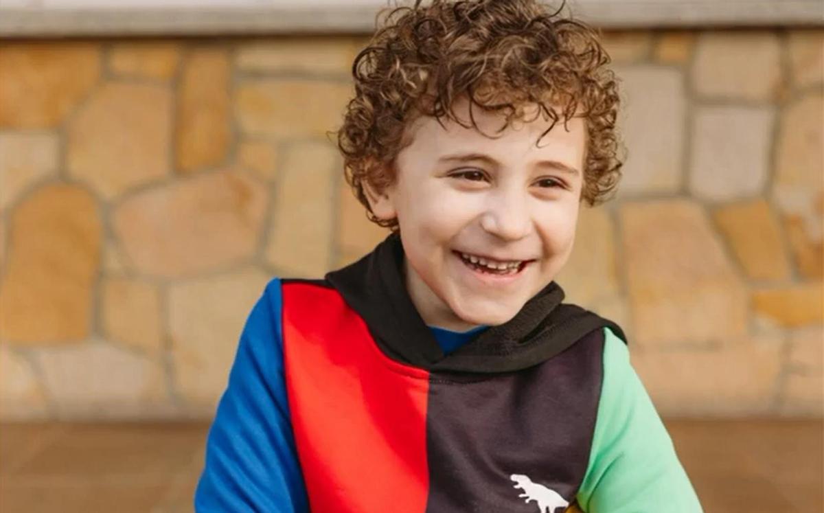 Olay, el niño de 7 años con una enfermedad rara que vive pegado al protector solar: