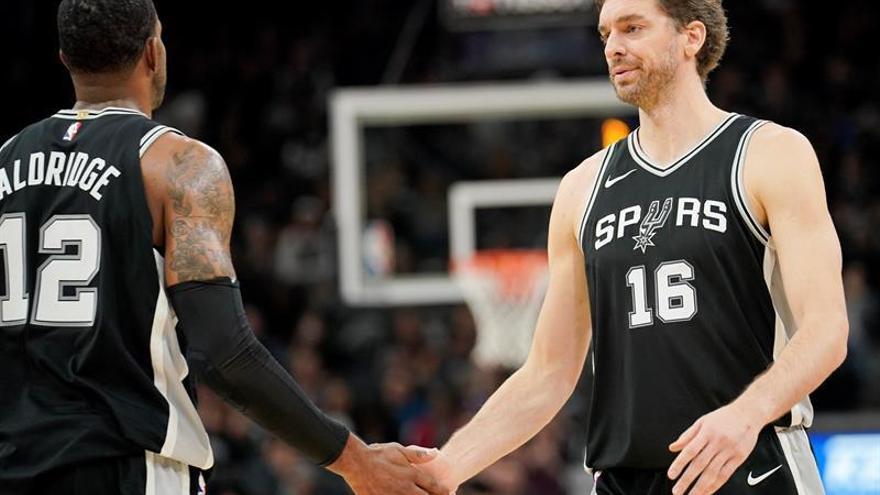 Aldridge, Gasol y Ginóbili ayudan a Spurs a lograr una victoria clave